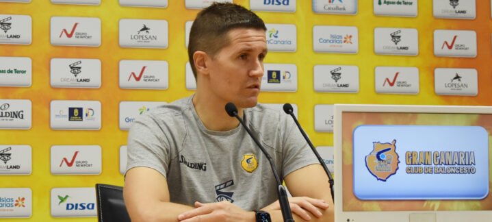 Jaka Lakovic en rueda de prensa, hablando sobre un próximo partido del equipo.
