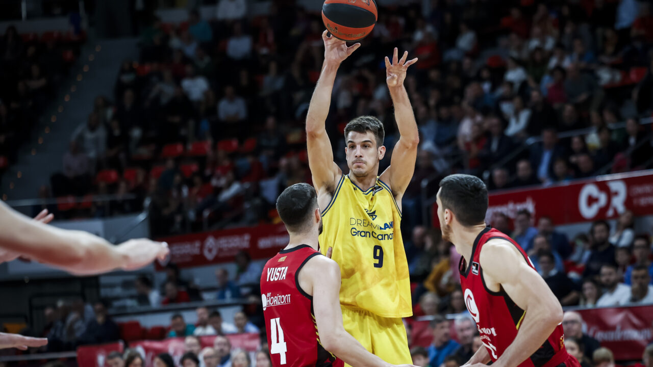 Nico Brussino lanza a canasta durante un partido entre Gran Canaria y Casademont Zaragoza.