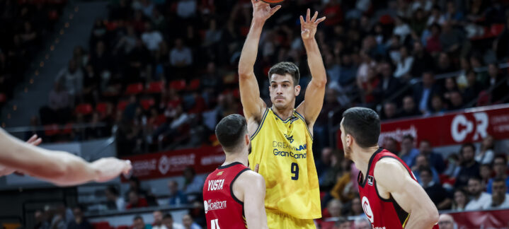 Nico Brussino lanza a canasta durante un partido entre Gran Canaria y Casademont Zaragoza.