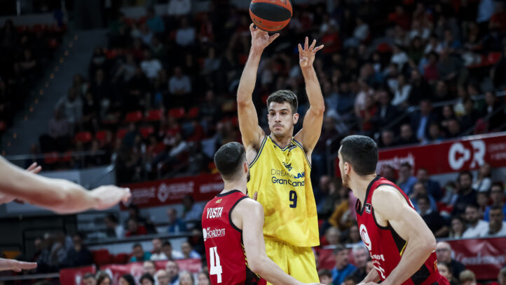 Nico Brussino lanza a canasta durante un partido entre Gran Canaria y Casademont Zaragoza.