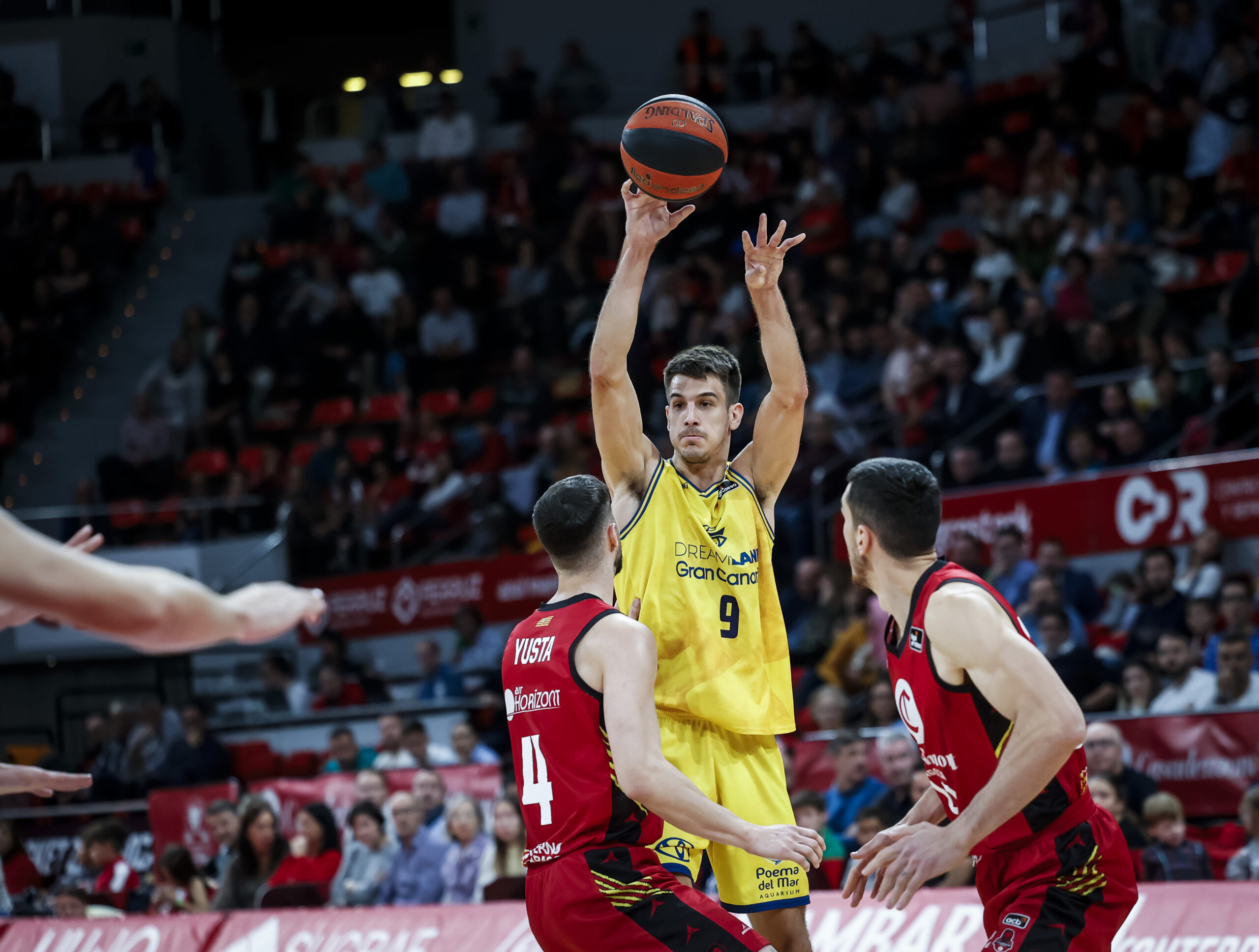 Nico Brussino lanza a canasta durante un partido entre Gran Canaria y Casademont Zaragoza.