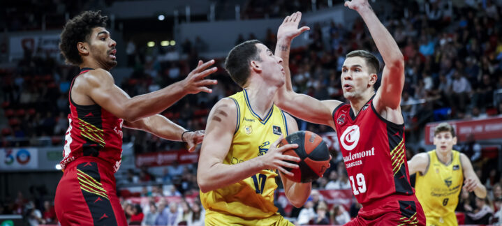 Acción intensa de un partido de baloncesto entre el Gran Canaria y Zaragoza.
