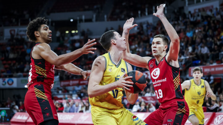 Acción intensa de un partido de baloncesto entre el Gran Canaria y Zaragoza.