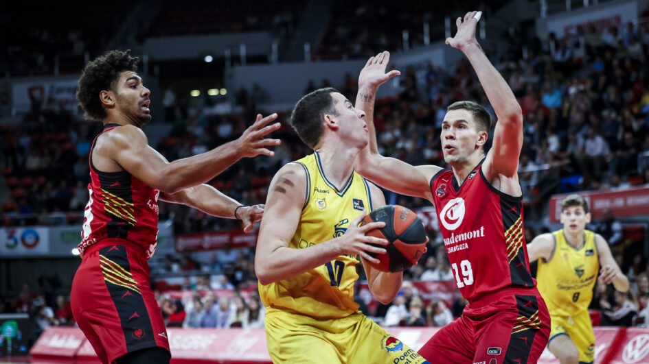 Acción intensa de un partido de baloncesto entre el Gran Canaria y Zaragoza.