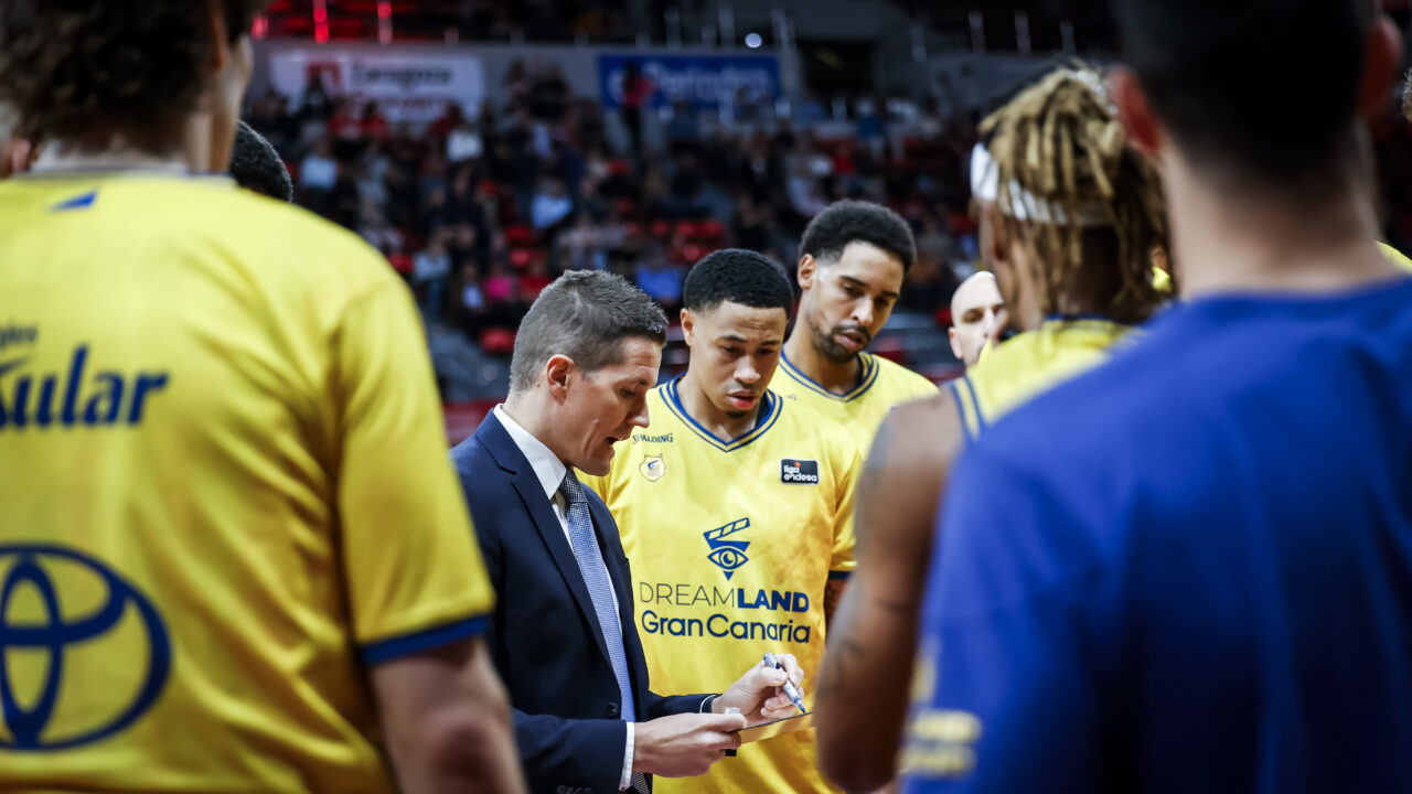 Entrenador Jaka Lakovic conversa con jugadores del CB Gran Canaria durante un tiempo muerto.