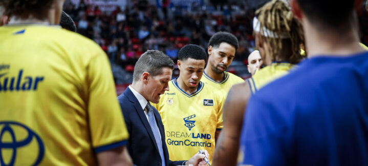 Entrenador Jaka Lakovic conversa con jugadores del CB Gran Canaria durante un tiempo muerto.