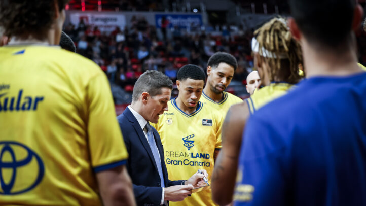 Entrenador Jaka Lakovic conversa con jugadores del CB Gran Canaria durante un tiempo muerto.