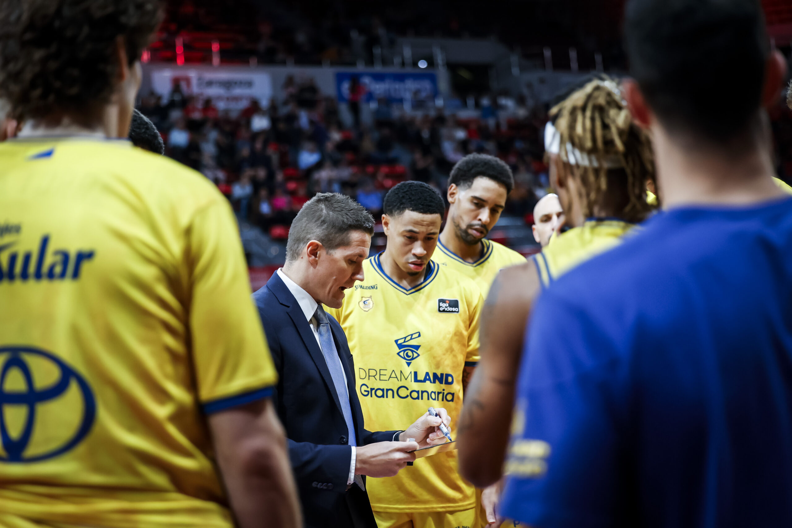 Entrenador Jaka Lakovic conversa con jugadores del CB Gran Canaria durante un tiempo muerto.
