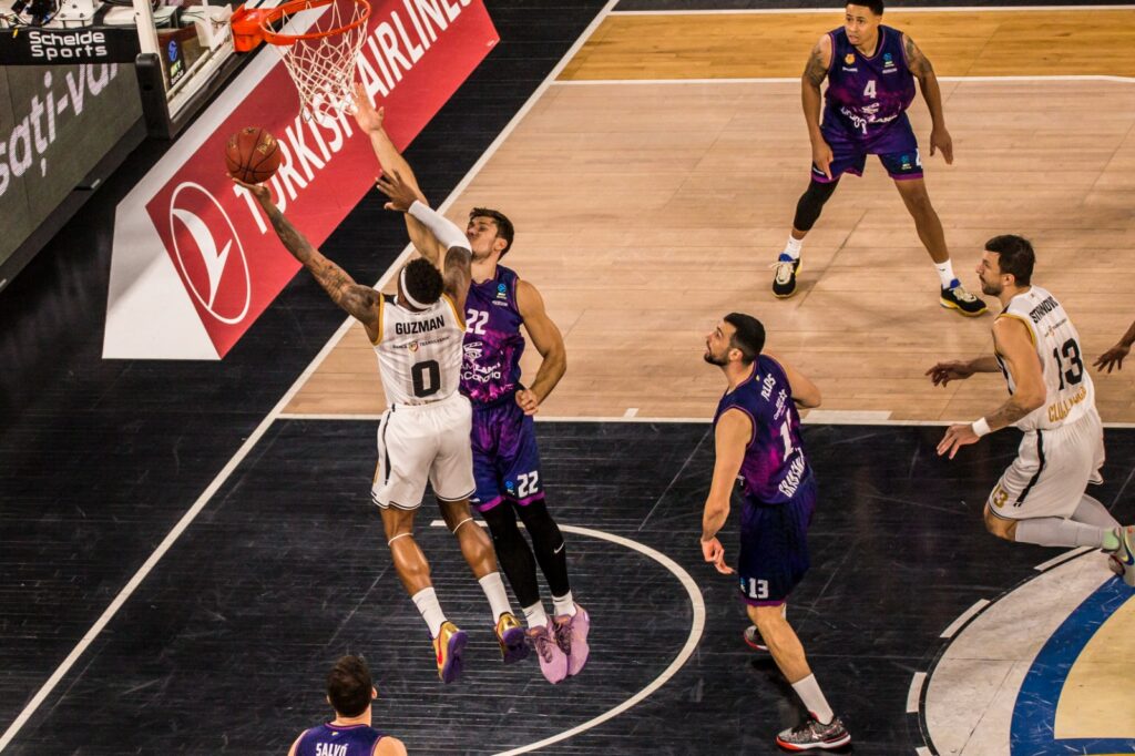 Guzmán lanza a canasta mientras varios jugadores defienden en el partido de EuroCup.