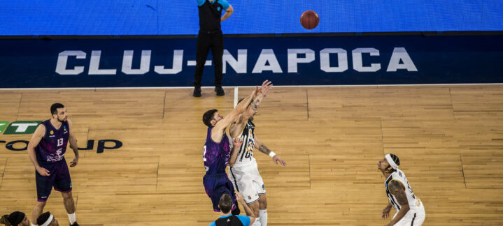 Salto entre jugadores durante un partido de baloncesto en Cluj-Napoca.