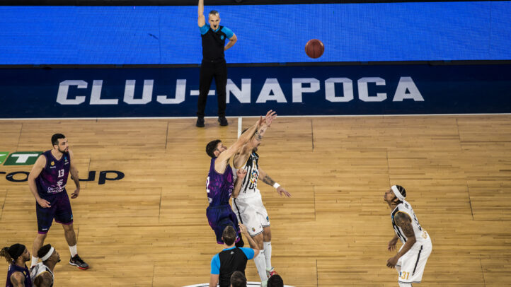 Salto entre jugadores durante un partido de baloncesto en Cluj-Napoca.