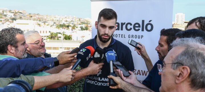Jovan Kljajic rodeado de periodistas durante una entrevista en Gran Canaria.