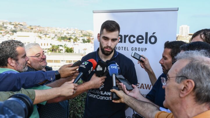 Jovan Kljajic rodeado de periodistas durante una entrevista en Gran Canaria.