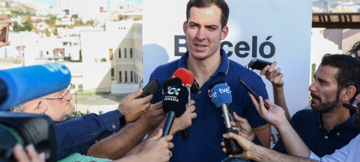 es nuestro sexto jugador""",Miquel Salvó durante una entrevista rodeado de varios periodistas y cámaras.
