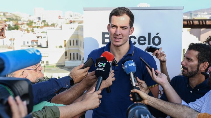 es nuestro sexto jugador""",Miquel Salvó durante una entrevista rodeado de varios periodistas y cámaras.