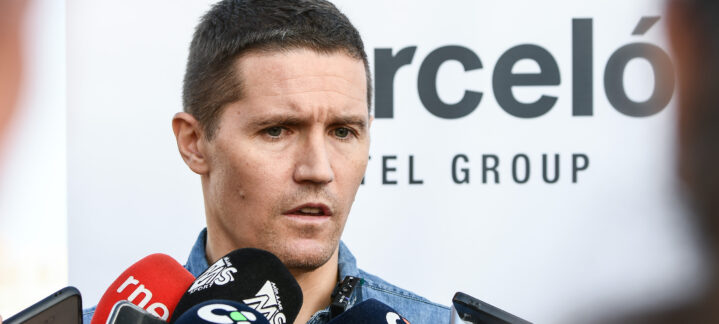 Jaka Lakovic habla con periodistas sobre un partido importante para las islas.