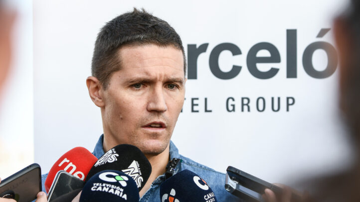 Jaka Lakovic habla con periodistas sobre un partido importante para las islas.