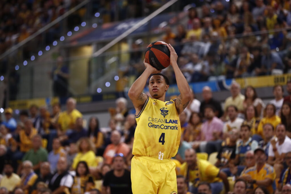 Jugador del Dreamland Gran Canaria prepara un tiro en un partido contra Lenovo Tenerife.