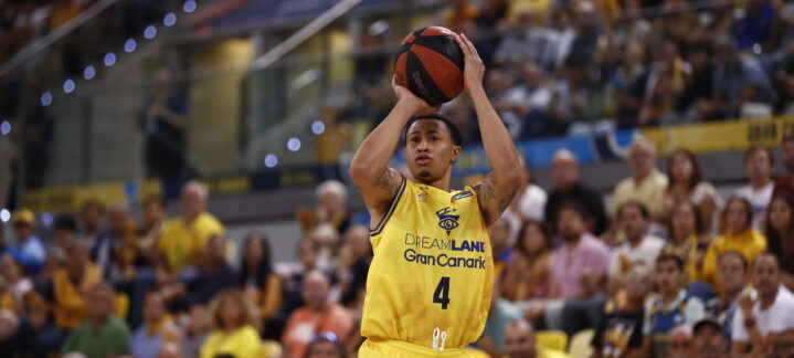 Jugador del Gran Canaria lanzando el balón en el Gran Canaria Arena durante un partido.