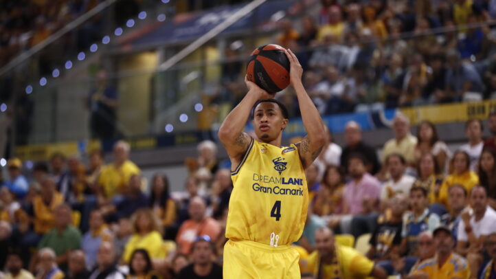 Jugador del Gran Canaria lanzando el balón en el Gran Canaria Arena durante un partido.