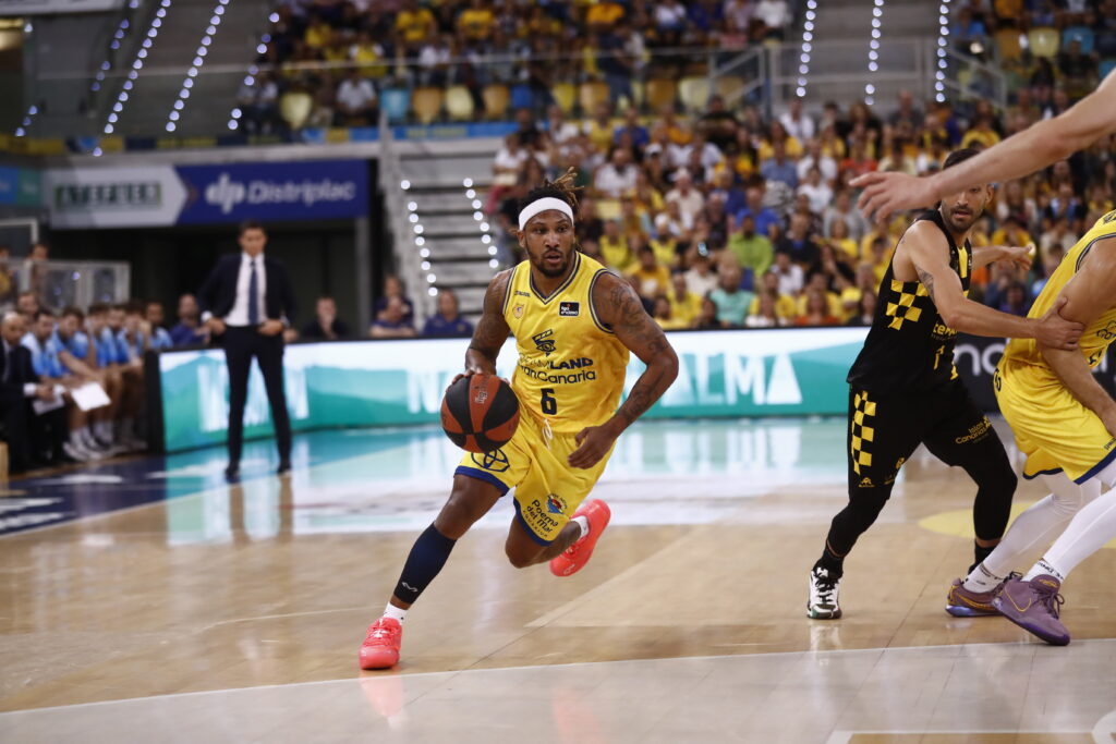 Jugador del Dreamland Gran Canaria driblando el balón durante el derbi contra Lenovo Tenerife.