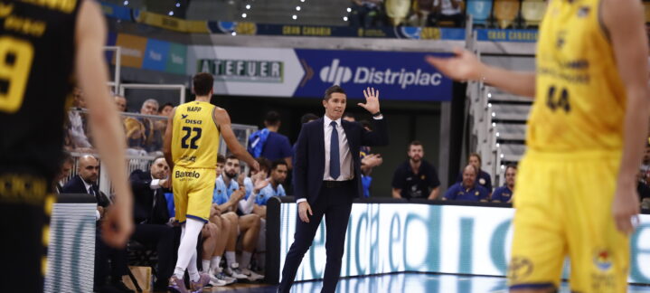 Entrenador Jaka Lakovic dirigiendo al equipo durante un partido de baloncesto.
