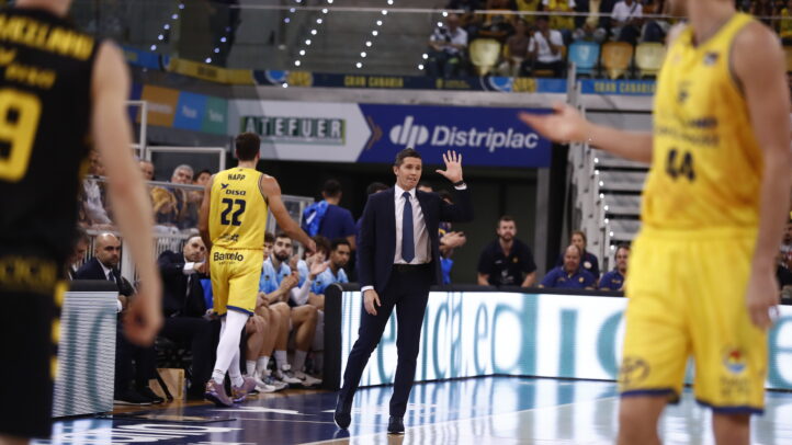 Entrenador Jaka Lakovic dirigiendo al equipo durante un partido de baloncesto.