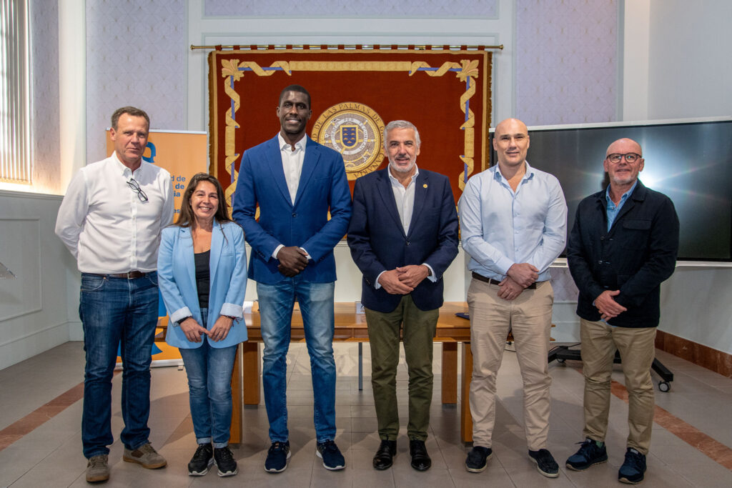 Evento de promoción del baloncesto femenino con varios representantes posando juntos.