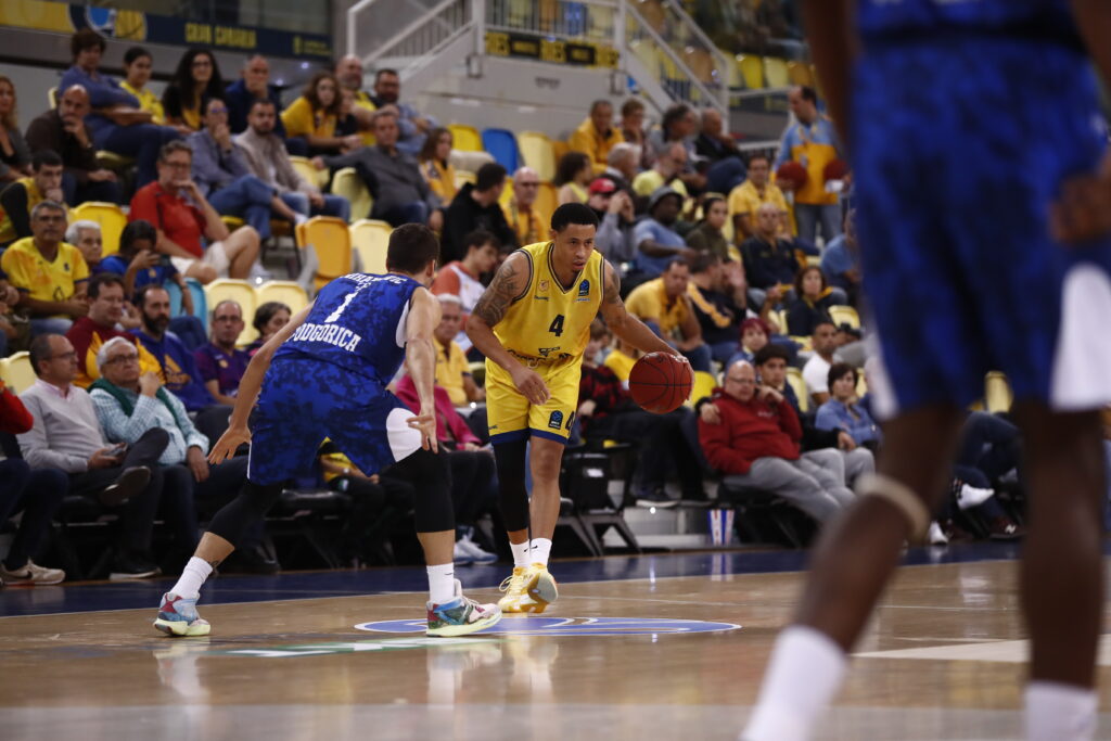 Jugador del Dreamland Gran Canaria avanza con el balón durante un partido.