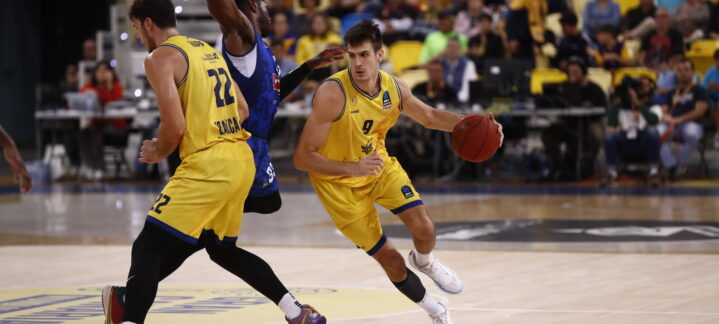 Dos jugadores del Club Baloncesto Gran Canaria en acción durante un partido.