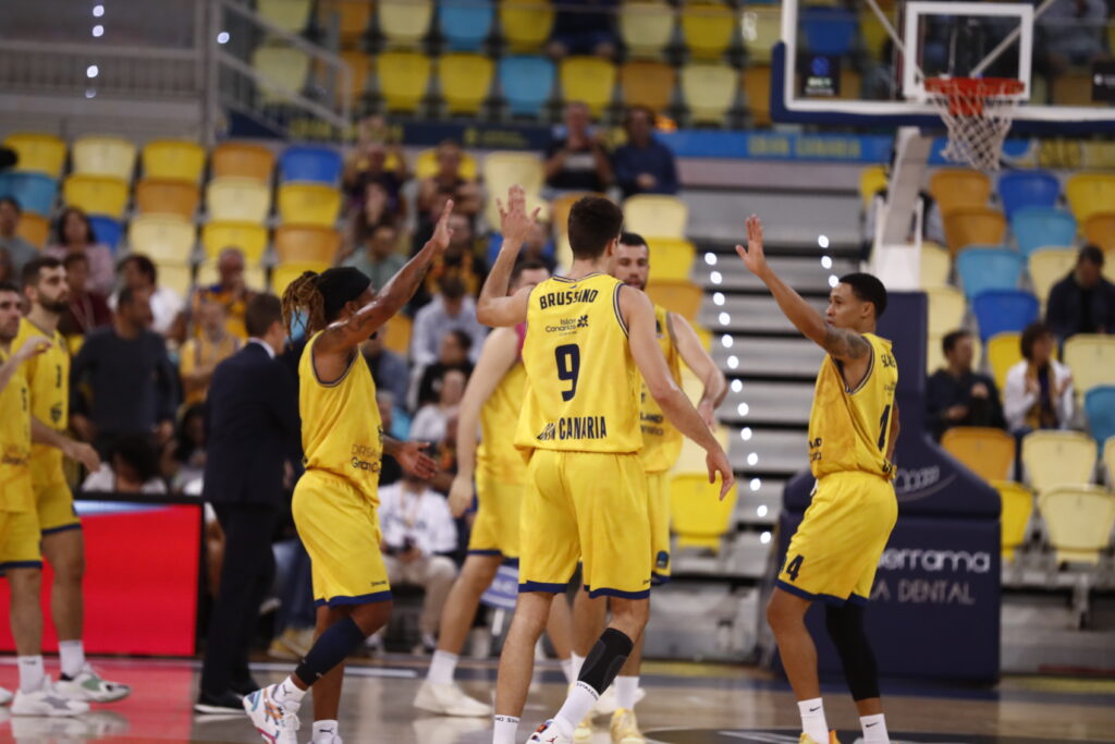 Jugadores del Dreamland Gran Canaria celebran en la cancha durante un partido.