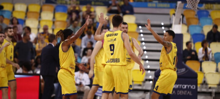 Jugadores del Dreamland Gran Canaria celebran en la cancha durante un partido.