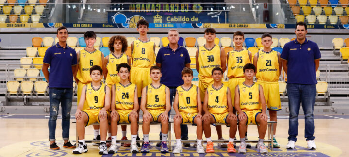 Equipo de baloncesto del Gran Canaria, posando en uniforme amarillo en la cancha.