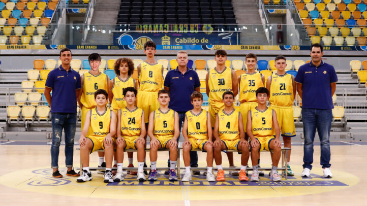 Equipo de baloncesto del Gran Canaria, posando en uniforme amarillo en la cancha.