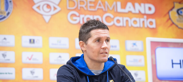 Entrenador en rueda de prensa, con fondo del Club Baloncesto Gran Canaria.