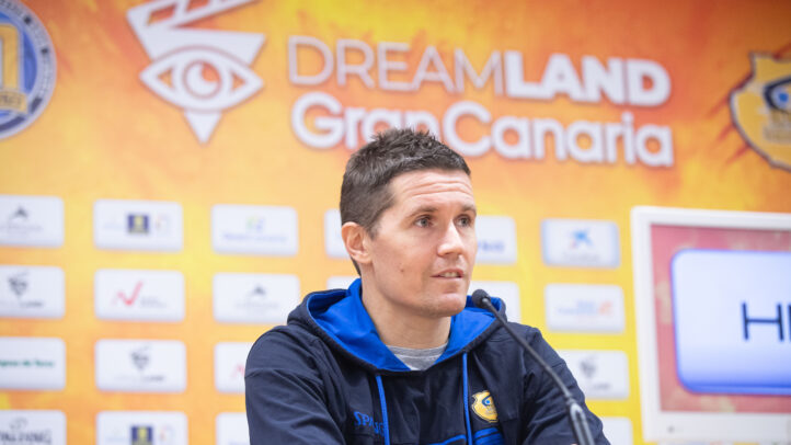 Entrenador en rueda de prensa, con fondo del Club Baloncesto Gran Canaria.