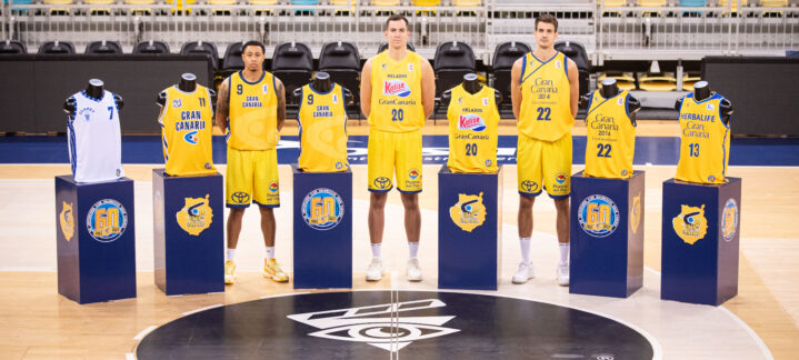 Tres jugadores del CB Gran Canaria presentan camisetas históricas en un evento de aniversario.