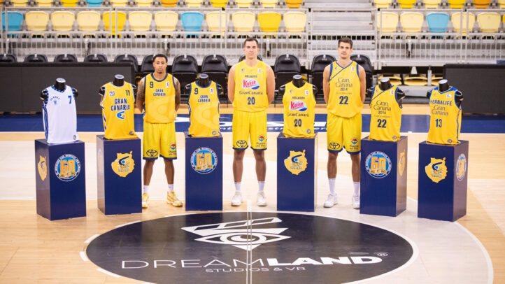 Tres jugadores del CB Gran Canaria presentan camisetas históricas en un evento de aniversario.