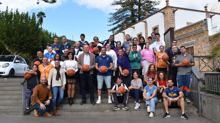 Grupo diverso de personas sosteniendo balones de baloncesto en un evento en Teror.