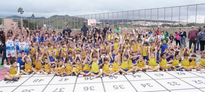 Cientos de niños y entrenadores celebran el inicio de la Liga de Escuelas en una cancha.