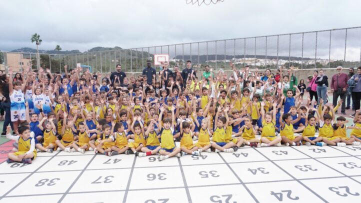 Cientos de niños y entrenadores celebran el inicio de la Liga de Escuelas en una cancha.