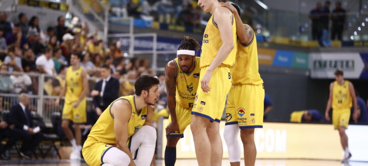 a por el gigante blanco (D10, 11:30h)",Jugadores del Dreamland Gran Canaria en una charla táctico durante un partido.