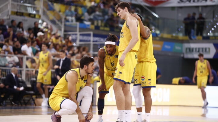a por el gigante blanco (D10, 11:30h)",Jugadores del Dreamland Gran Canaria en una charla táctico durante un partido.