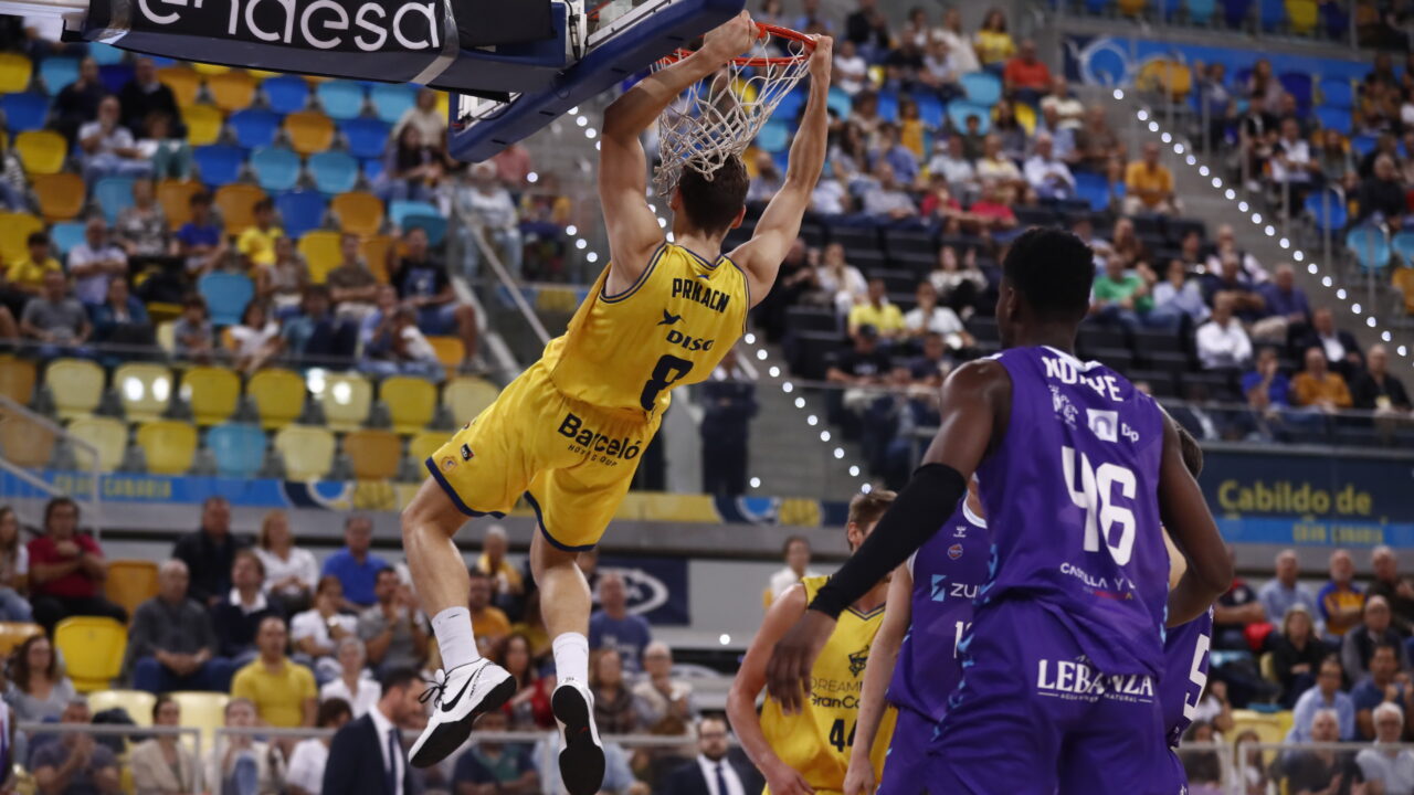 Jugador del Dreamland Gran Canaria realiza un mate durante un partido de baloncesto.