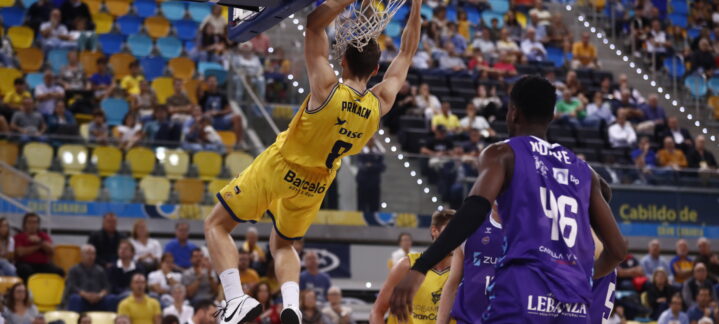 Jugador del Dreamland Gran Canaria realiza un mate durante un partido de baloncesto.