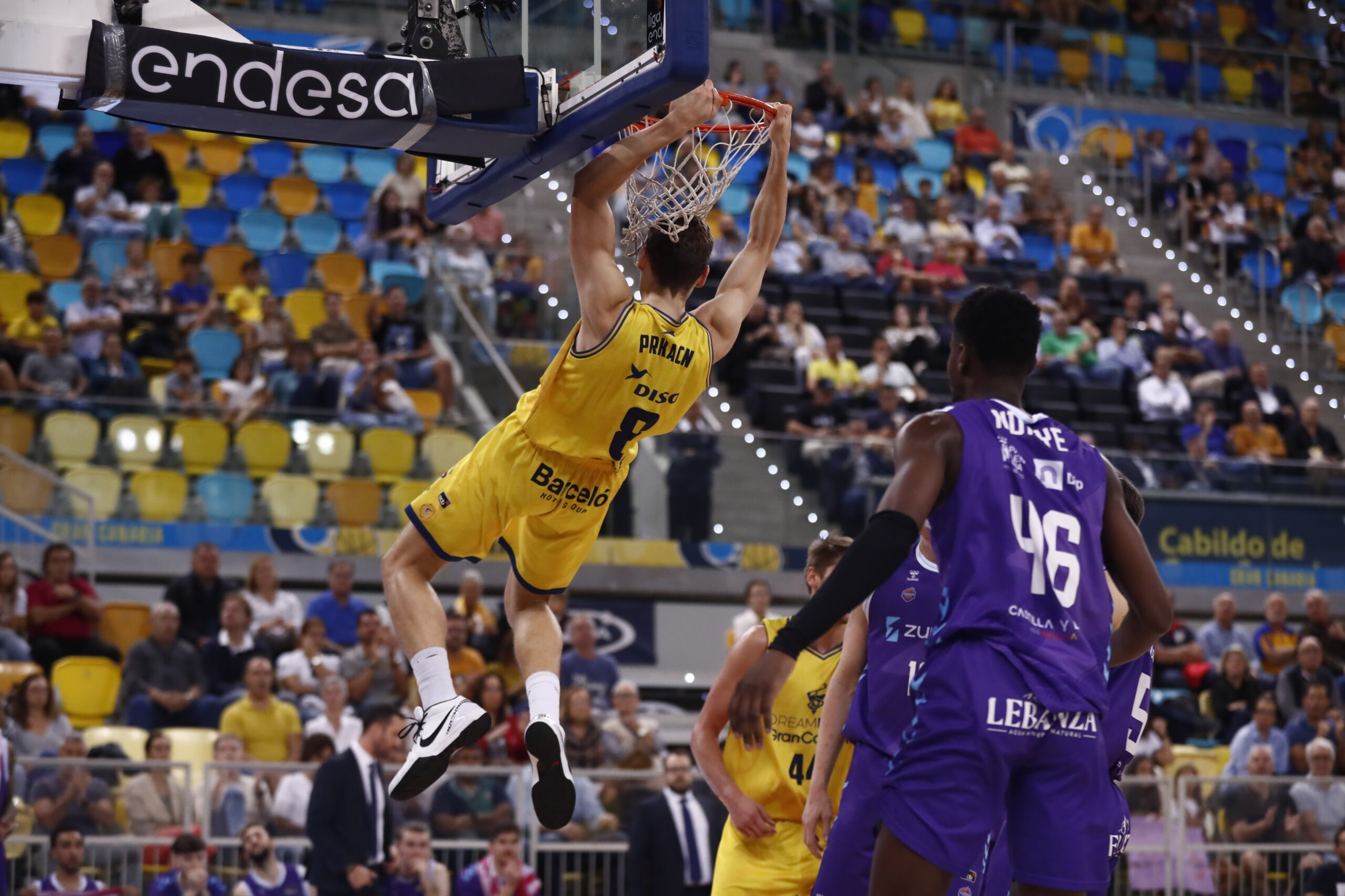 Jugador del Dreamland Gran Canaria realiza un mate durante un partido de baloncesto.