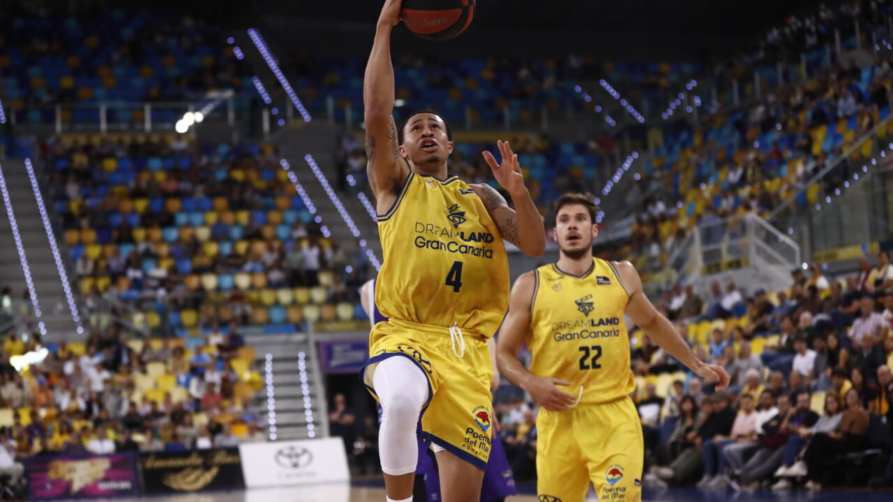 Jugador del Dreamland Gran Canaria lanza a canasta durante un partido.