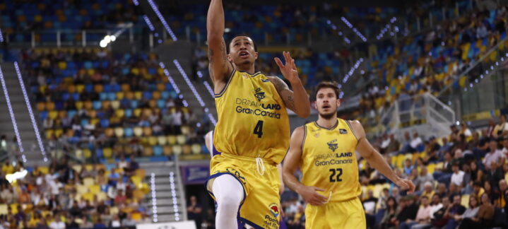 Jugador del Dreamland Gran Canaria lanza a canasta durante un partido.
