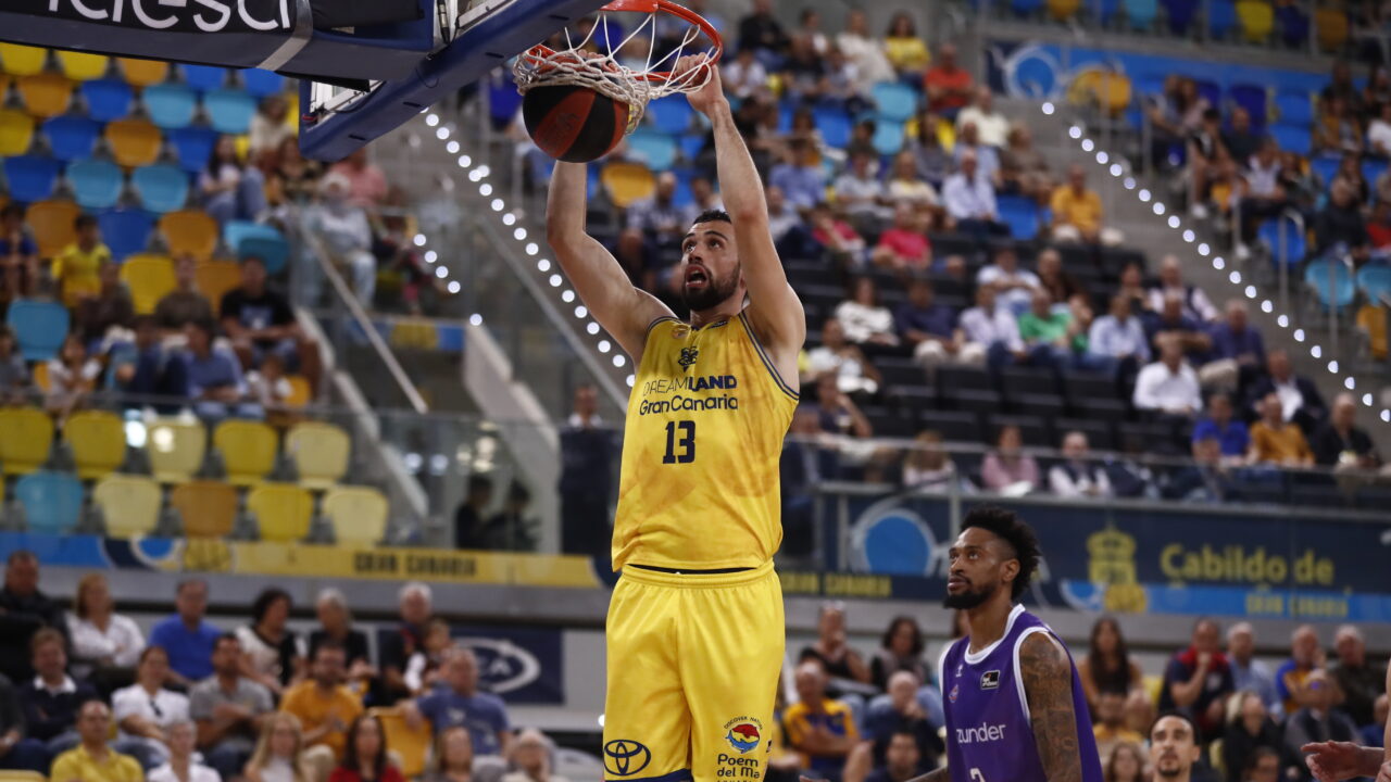 Jugador del Dreamland Gran Canaria realiza una jugada de mate en un partido.