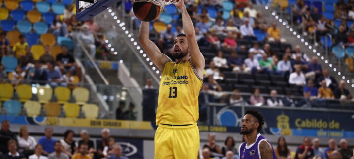 Jugador del Dreamland Gran Canaria realiza una jugada de mate en un partido.
